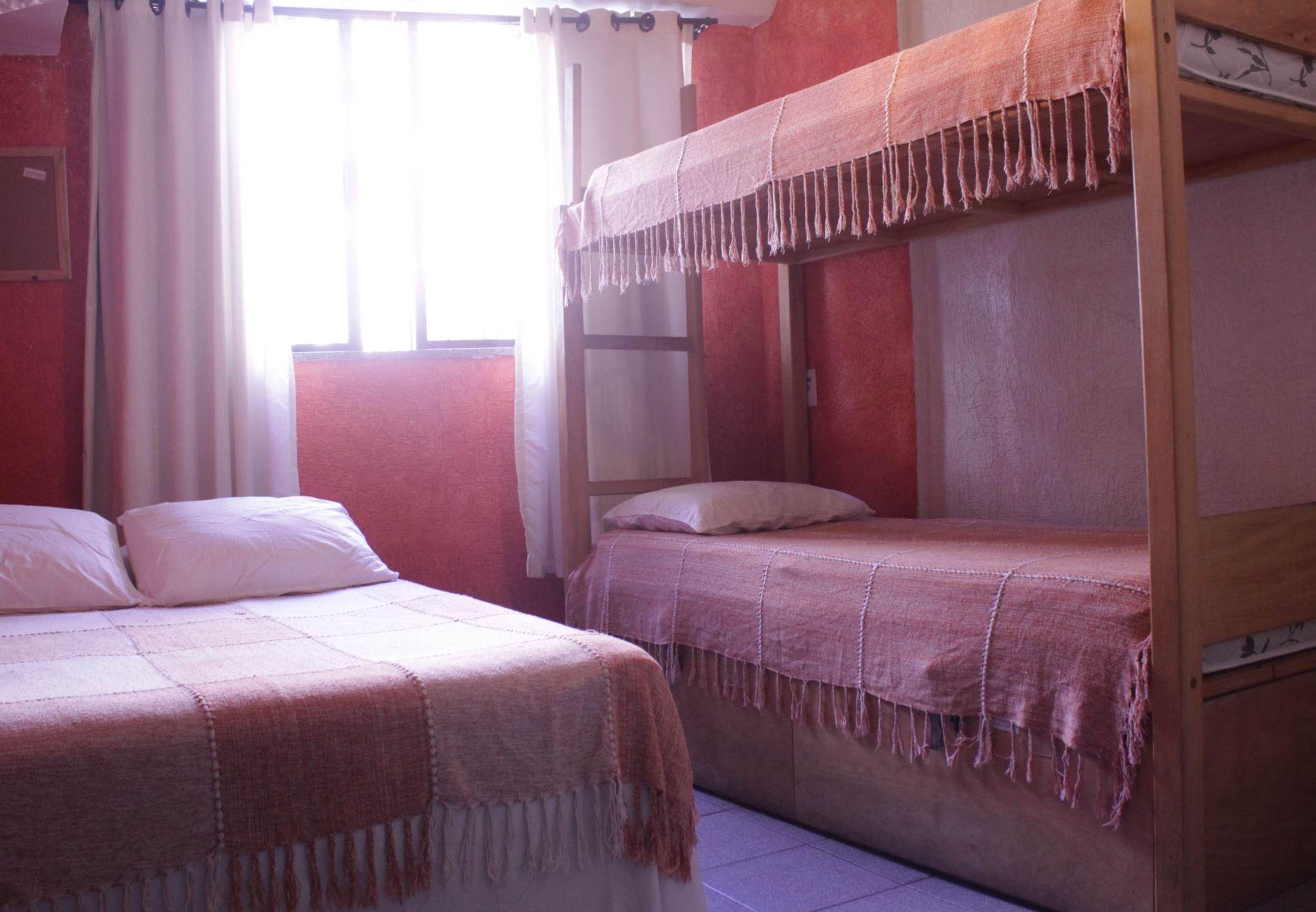 Cama Individual em Dormitório Misto de 3 Camas com Banheiro Privativo no 1º Andar
